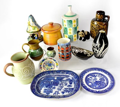 Lot 629 - A quantity of vintage and blue and white...