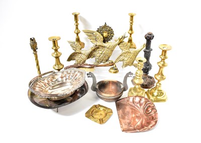 Lot 607 - A quantity of mixed metalware to include an...