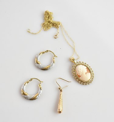 Lot 367 - A collection of yellow metal jewellery...