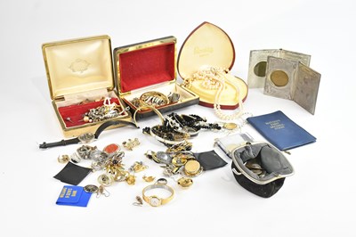 Lot 401 - A small collection of costume jewellery...