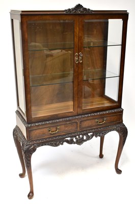 Lot 59 - An early 20th century walnut veneered display...