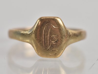 Lot 1295 - A 9ct yellow gold signet ring, size K, approx...