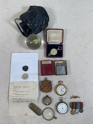 Lot 424 - A small group of collectors' items including a...