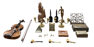 Lot 313 - A quantity of assorted collectors' items...