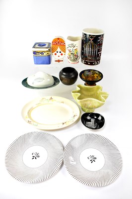 Lot 635 - A group of vintage ceramics to include a...