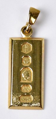 Lot 710 - A 9ct yellow gold ingot pendant, length 2cm,...