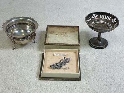 Lot 357 - A George V hallmarked silver sugar bowl,...