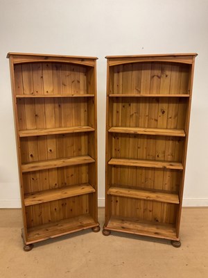 Lot 534 - A pair of pine open bookcases with four...