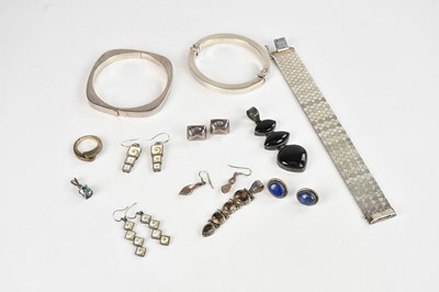Lot 739 - A selection of sterling silver jewellery...
