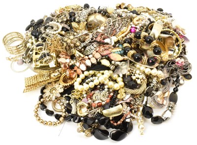 Lot 1461 - A mixed quantity of modern and vintage costume...
