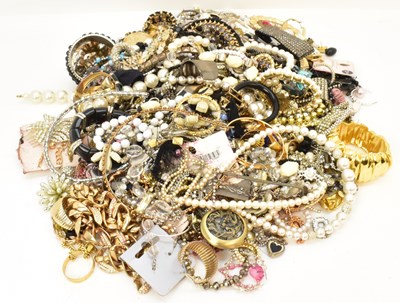 Lot 1462 - A mixed quantity of modern and vintage costume...