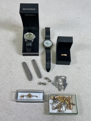 Lot 400 - A 9ct yellow gold wedding band (approx 5g),...