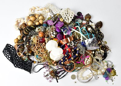 Lot 750 - A quantity of costume jewellery to include a...