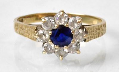 Lot 660 - A 9ct yellow gold ring with textured shoulders,...