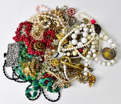 Lot 758 - A quantity of vintage costume jewellery to...