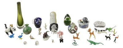 Lot 595 - A quantity of assorted art glass including...