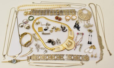 Lot 1452 - A group of various items of silver, gold...
