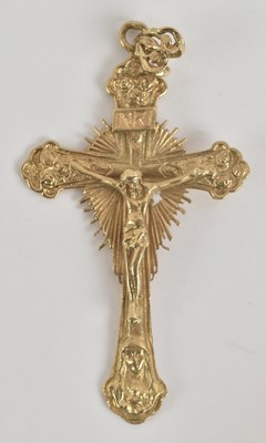 Lot 1333 - A 9ct yellow gold large ornately decorated...