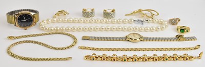 Lot 1445 - A small quantity of mostly gold coloured metal...