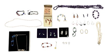 Lot 1436 - A quantity of assorted precious and...