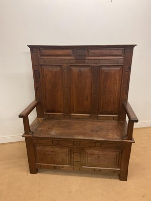 Lot 464 - A small oak box settle with lift up seat...