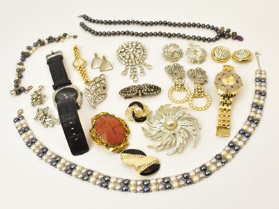 Lot 752 - Various items of vintage costume jewellery...