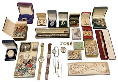 Lot 1434 - A quantity of assorted vintage costume...