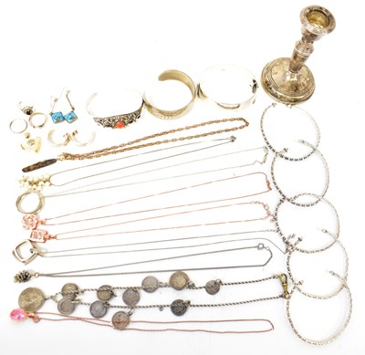 Lot 745 - A quantity of jewellery to include a 9ct...