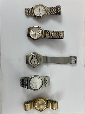 Lot 1437 - A group of five gentleman's wristwatches...
