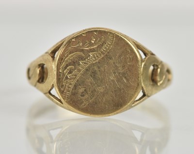 Lot 1248 - A 9ct yellow gold signet ring, size W, approx...