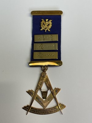 Lot 365 - MASONIC INTEREST; a 9ct yellow gold jewel...