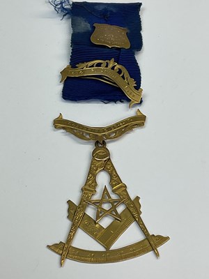 Lot 366 - MASONIC INTEREST; a 9ct yellow gold jewel set...