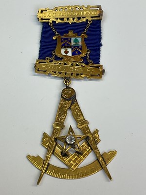 Lot 370 - MASONIC INTEREST; a 9ct yellow gold jewel,...