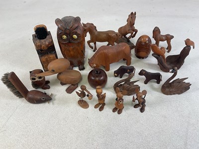 Lot 20 - A small amount of treen items, to include teak...