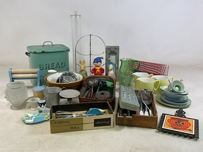 Lot 6 - A quantity of vintage kitchenalia, including...