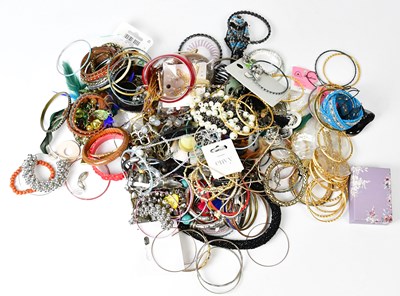 Lot 753 - A quantity of costume jewellery to include...