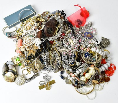 Lot 759 - A quantity of vintage and vintage style...