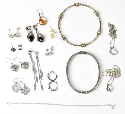 Lot 724 - A quantity of 925 silver jewellery to include...