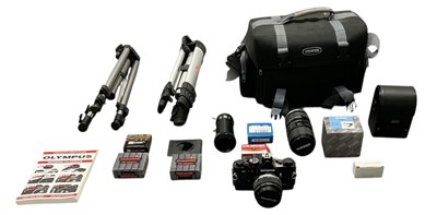 Lot 347 - A quantity of assorted cameras and camera...