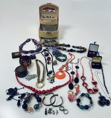 Lot 407 - A small amount of costume jewellery, to...