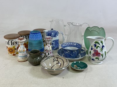 Lot 124 - A quantity of ceramics, to include a blue and...