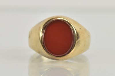 Lot 1268 - A 9ct yellow gold agate set signet ring, size...