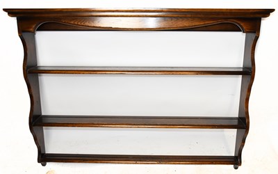 Lot 1748 - TITCHMARSH & GOODWIN; a reproduction oak wall mounted open plate rack