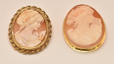 Lot 1436 - Two 9ct gold mounted cameo brooches, each with...