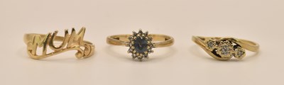 Lot 1276 - Three 9ct yellow gold rings comprising 'Mum',...