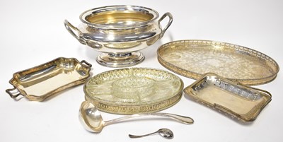 Lot 556 - A silver-plated soup tureen with beaded...