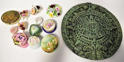 Lot 150 - A collection of porcelain and onyx trinket...