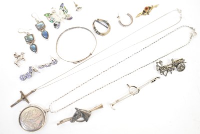 Lot 729 - A quantity of silver jewellery to include a...