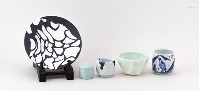 Lot 730 - A group of porcelain ceramics by Kim Colebrook,...