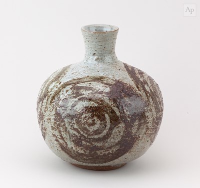 Lot 454 - MUTSUO YANAGIHARA (born 1934); a stoneware...